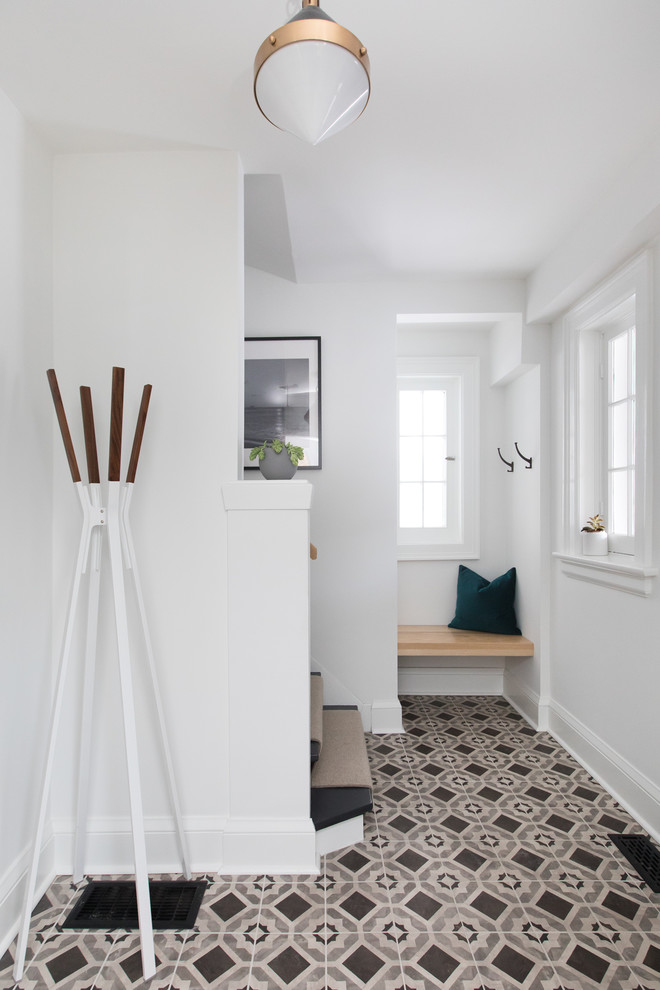 Inspiration för ett mellanstort vintage kapprum, med vita väggar, klinkergolv i keramik, en enkeldörr, en svart dörr och svart golv