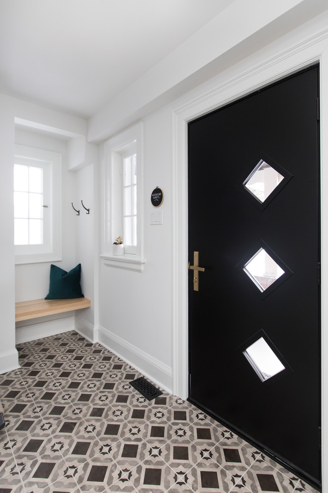 Esempio di una porta d'ingresso chic di medie dimensioni con pareti bianche, pavimento con piastrelle in ceramica, una porta singola, una porta nera e pavimento nero