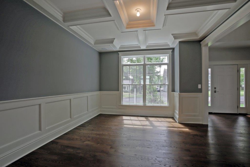 На фото: фойе среднего размера: освещение в классическом стиле с серыми стенами, темным паркетным полом, одностворчатой входной дверью, белой входной дверью и коричневым полом с