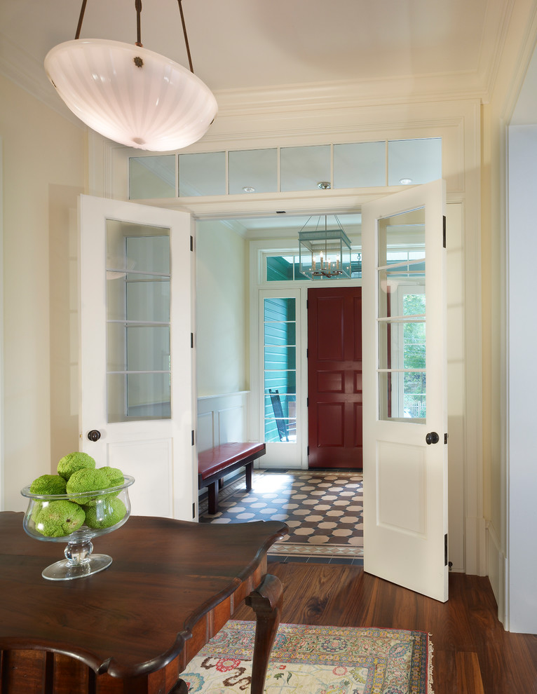 Inspiration pour un hall d'entrée traditionnel avec parquet foncé, une porte simple et une porte rouge.