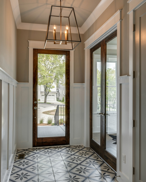 Example of a transitional mudroom design in Nashville