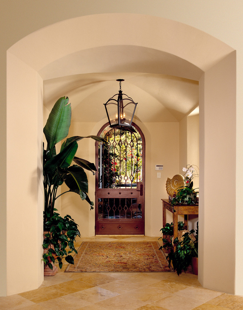 Источник вдохновения для домашнего уюта: входная дверь в средиземноморском стиле с одностворчатой входной дверью и стеклянной входной дверью
