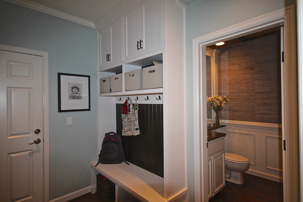 Idéer för att renovera ett litet vintage kapprum, med blå väggar, mellanmörkt trägolv, en enkeldörr och en vit dörr