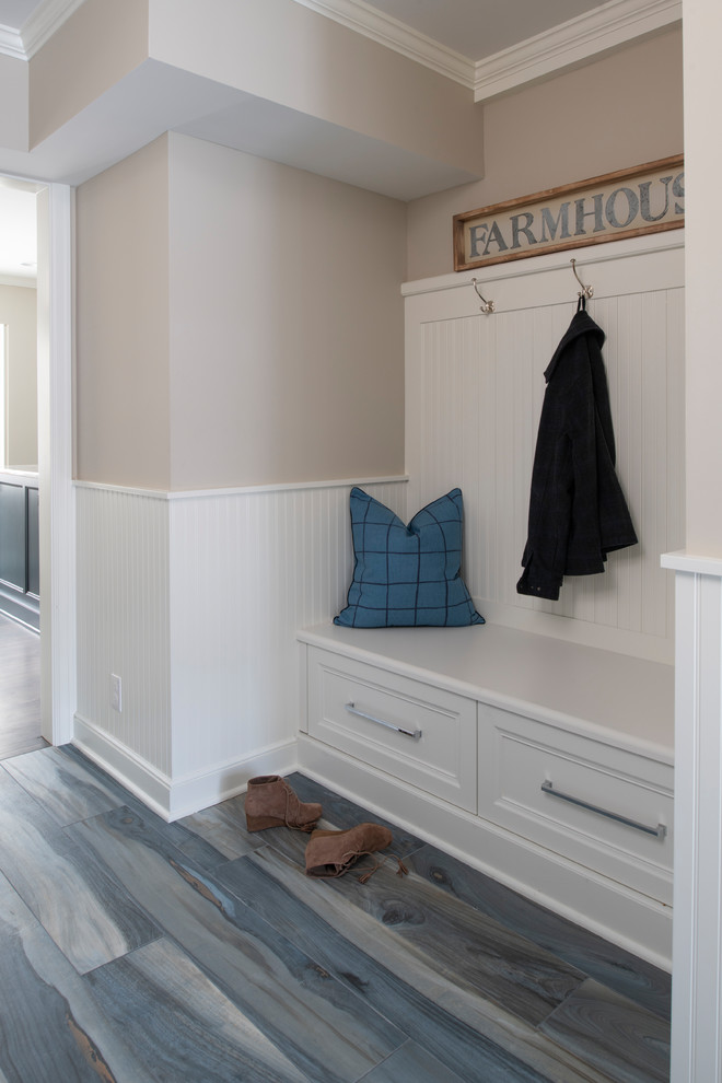 Idéer för mellanstora vintage kapprum, med beige väggar, klinkergolv i porslin och blått golv
