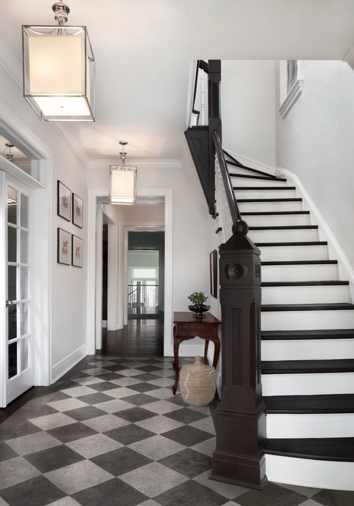 Idéer för att renovera en vintage entré, med vita väggar, klinkergolv i keramik och grått golv