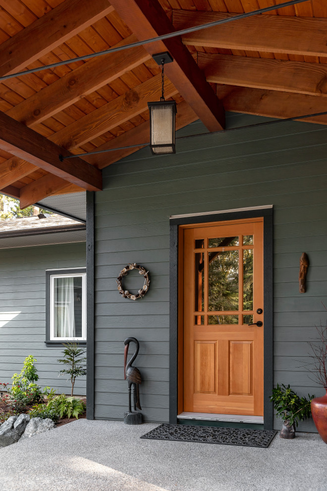 Ejemplo de puerta principal de estilo americano con puerta simple y puerta de madera en tonos medios