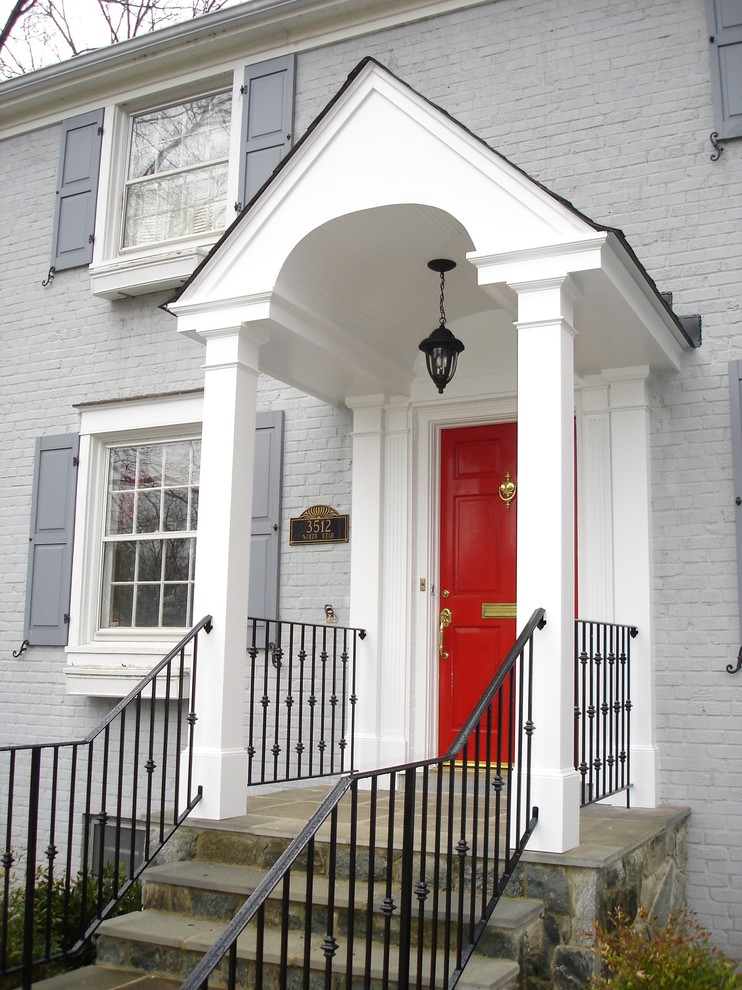 Пример оригинального дизайна: входная дверь среднего размера: освещение в классическом стиле с белыми стенами, полом из сланца, одностворчатой входной дверью и красной входной дверью
