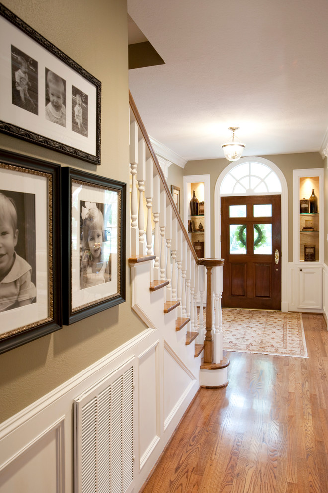 Mittelgroße Klassische Haustür mit beiger Wandfarbe, hellem Holzboden, Einzeltür und hellbrauner Holzhaustür in Houston
