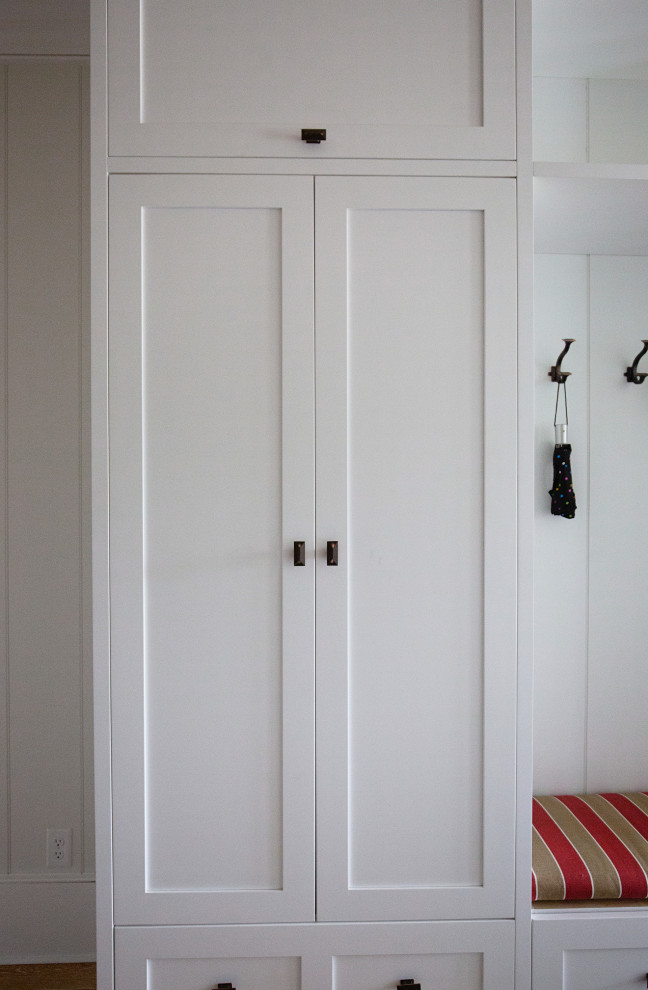 Esempio di una porta d'ingresso american style di medie dimensioni con pareti bianche, parquet chiaro, una porta a due ante, una porta bianca, pavimento beige, soffitto ribassato e pareti in perlinato