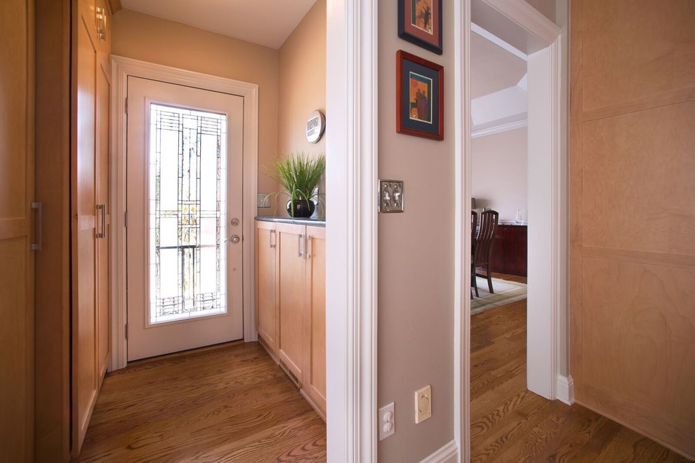 Mittelgroße Moderne Haustür mit braunem Holzboden, Einzeltür, weißer Haustür, beiger Wandfarbe und beigem Boden in St. Louis