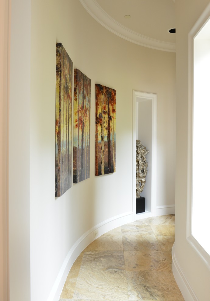 Cette photo montre un hall d'entrée tendance de taille moyenne avec un mur gris, un sol en carrelage de porcelaine, une porte simple et une porte en bois foncé.