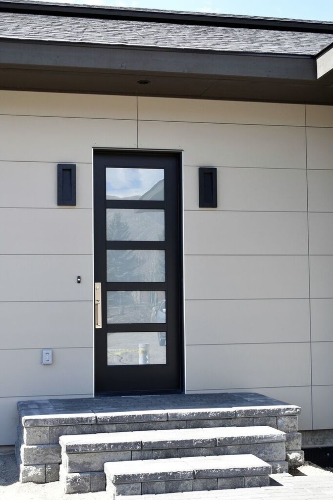 他の地域にあるお手頃価格のコンテンポラリースタイルのおしゃれな玄関ドア (黒いドア) の写真