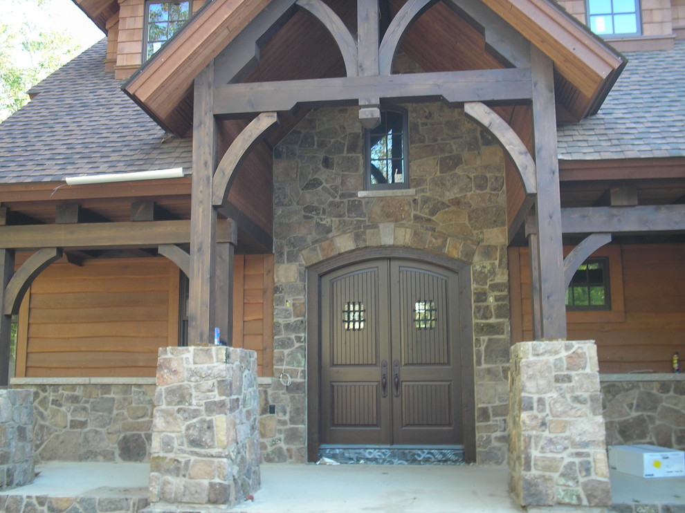 Cette photo montre une porte d'entrée montagne de taille moyenne avec une porte double et une porte en bois foncé.