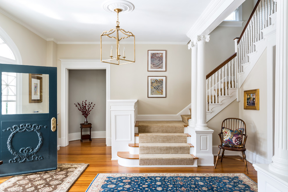 Klassisches Foyer mit beiger Wandfarbe, braunem Holzboden, Einzeltür, blauer Haustür und braunem Boden in Washington, D.C.
