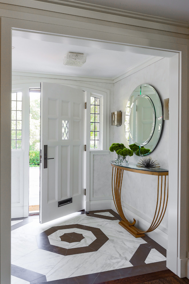 Стильный дизайн: фойе среднего размера в современном стиле с белыми стенами, мраморным полом, одностворчатой входной дверью и входной дверью из темного дерева - последний тренд