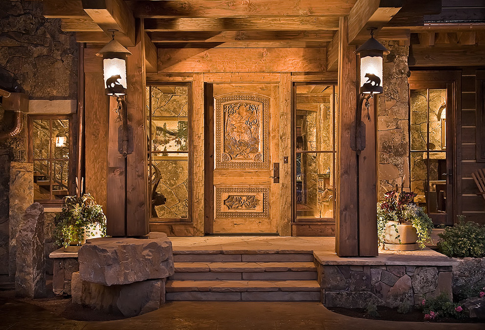 Ejemplo de puerta principal rural grande con puerta simple y puerta de madera en tonos medios