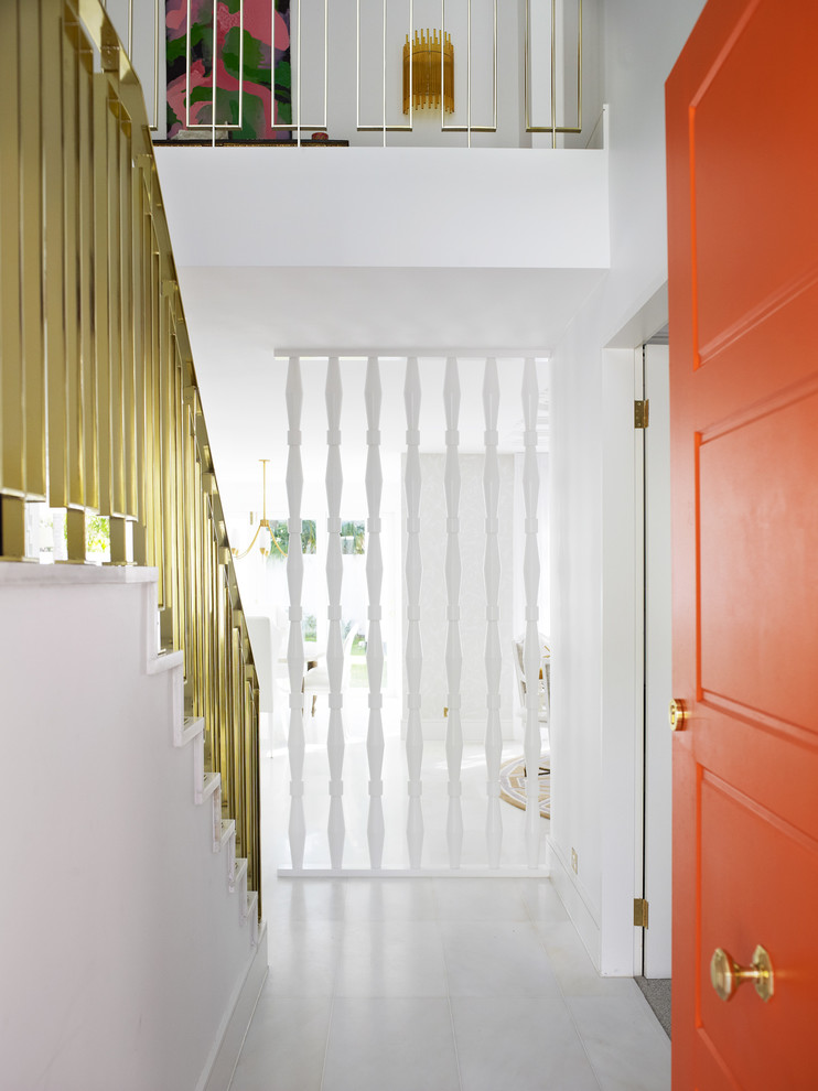 Große Moderne Haustür mit weißer Wandfarbe, Marmorboden, Einzeltür und oranger Haustür in Sydney