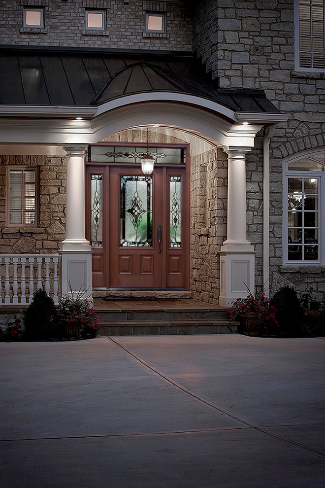 Foto di una porta d'ingresso classica di medie dimensioni con una porta singola e una porta in legno bruno