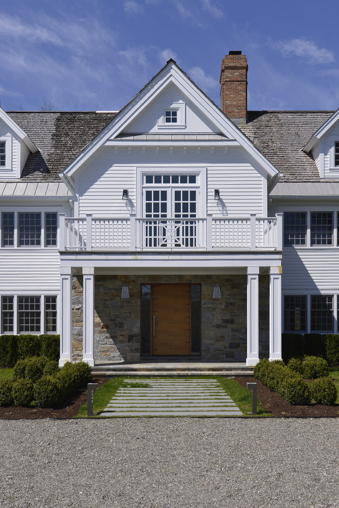 Geräumige Moderne Haustür mit weißer Wandfarbe, Einzeltür und heller Holzhaustür in New York