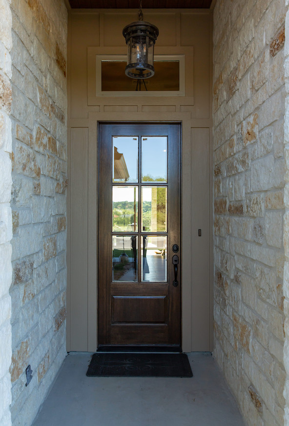 Landhaus Eingang mit Einzeltür und dunkler Holzhaustür in Austin