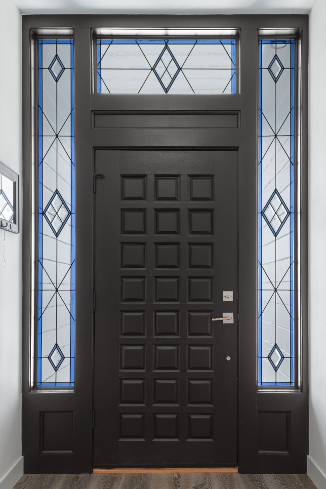 Exemple d'une porte d'entrée chic de taille moyenne avec un mur blanc, un sol en vinyl, une porte simple, une porte noire et un sol marron.
