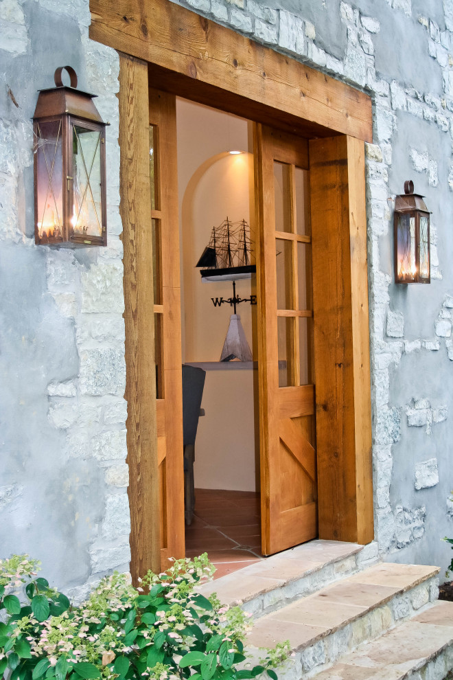 Foto de puerta principal de estilo americano con suelo de baldosas de terracota, puerta corredera y puerta de madera en tonos medios