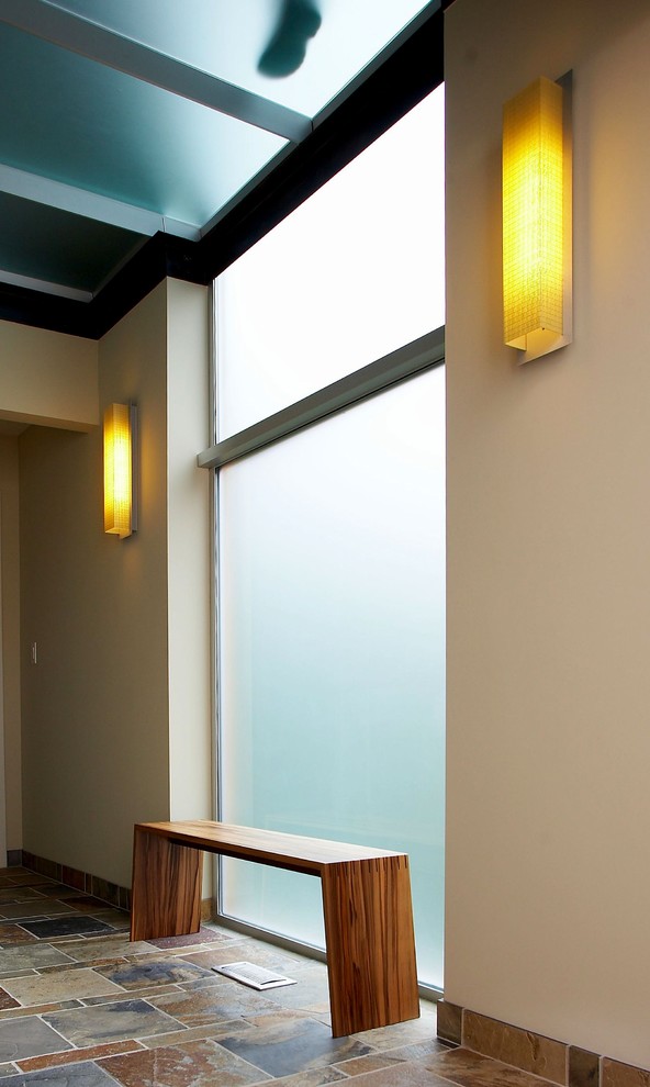 Стильный дизайн: фойе среднего размера в современном стиле с белыми стенами, полом из сланца, разноцветным полом и балками на потолке - последний тренд