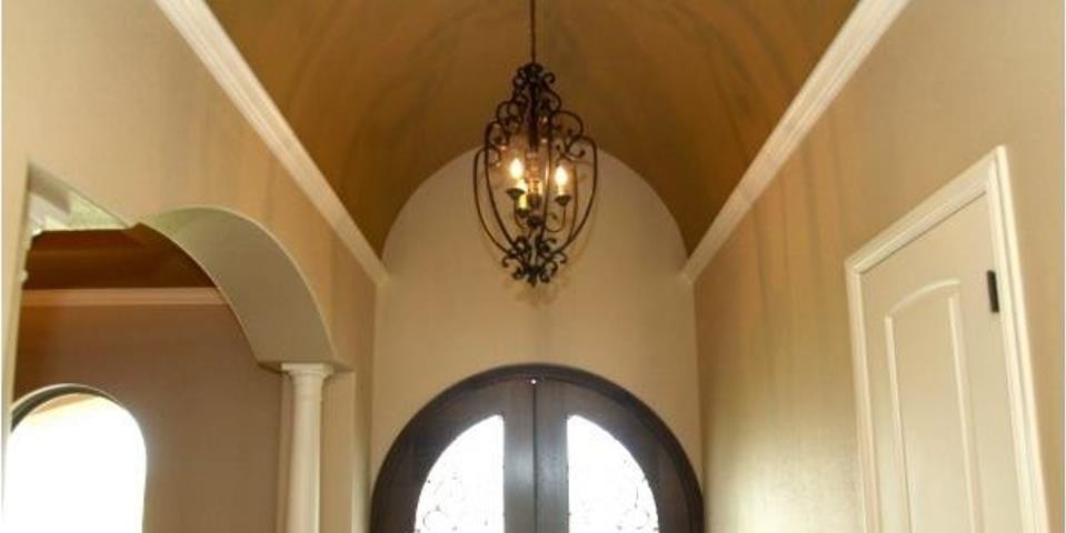 На фото: фойе в средиземноморском стиле с двустворчатой входной дверью и входной дверью из темного дерева