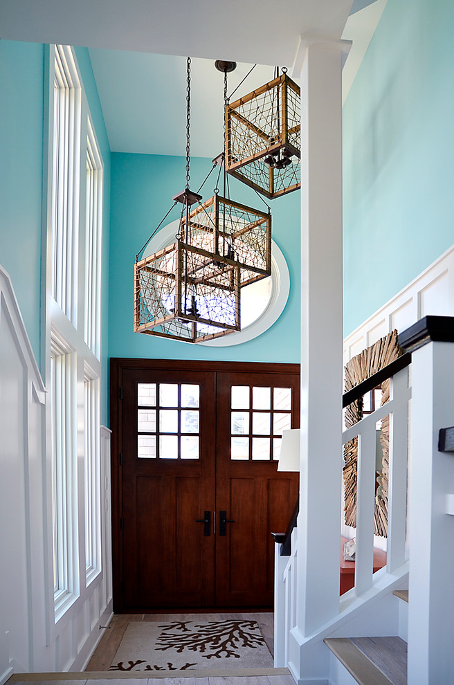Источник вдохновения для домашнего уюта: входная дверь среднего размера в морском стиле с синими стенами, светлым паркетным полом, двустворчатой входной дверью и входной дверью из темного дерева