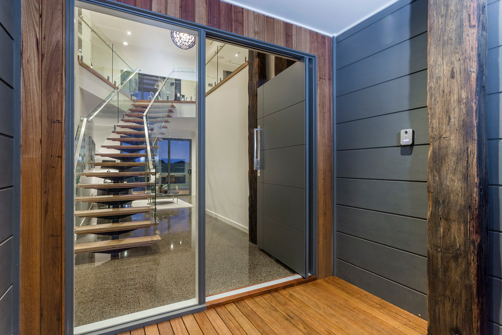 Moderner Eingang mit weißer Wandfarbe, Betonboden, Drehtür und grauer Haustür in Geelong