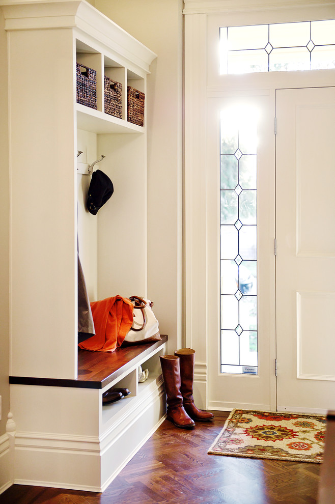 Idéer för vintage kapprum, med en vit dörr