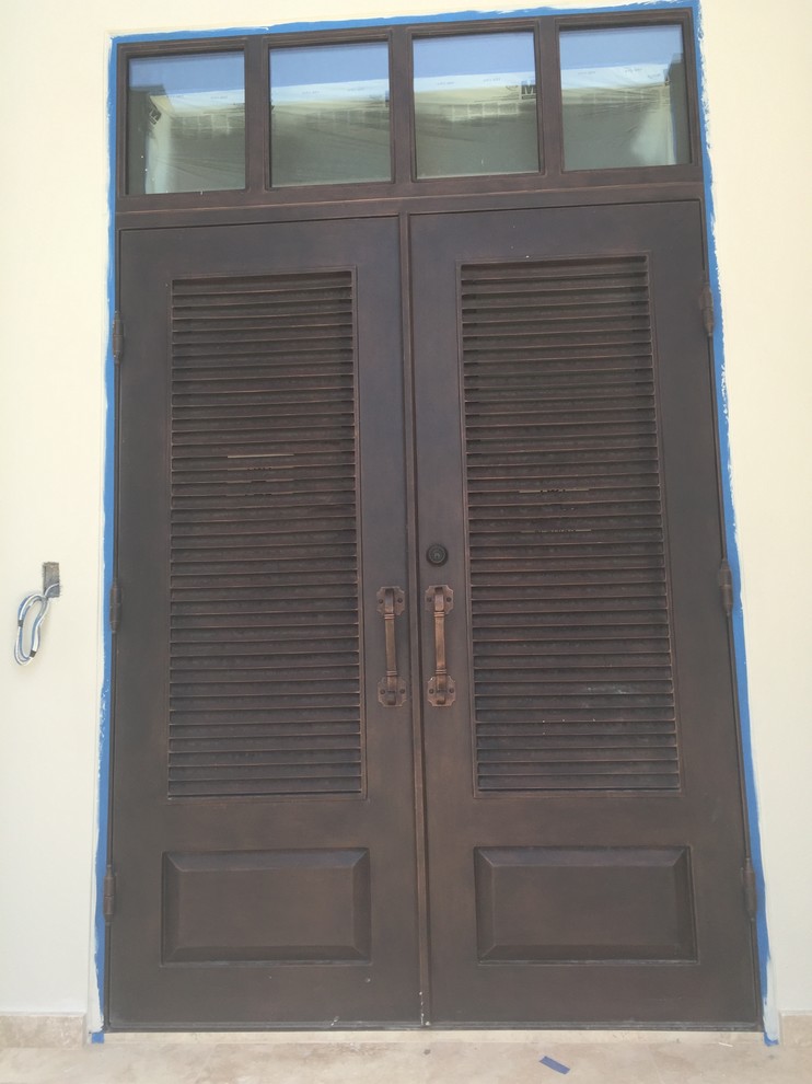 マイアミにあるラグジュアリーな広いトロピカルスタイルのおしゃれな玄関ドア (金属製ドア) の写真