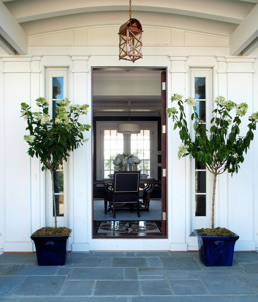 Immagine di un ingresso o corridoio stile marinaro con una porta singola e pavimento in ardesia
