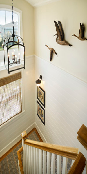 Idées déco pour un hall d'entrée classique de taille moyenne avec un mur beige et parquet clair.