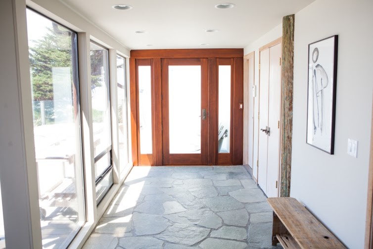 Стильный дизайн: фойе среднего размера в стиле модернизм с серыми стенами, полом из сланца, одностворчатой входной дверью, входной дверью из дерева среднего тона и серым полом - последний тренд