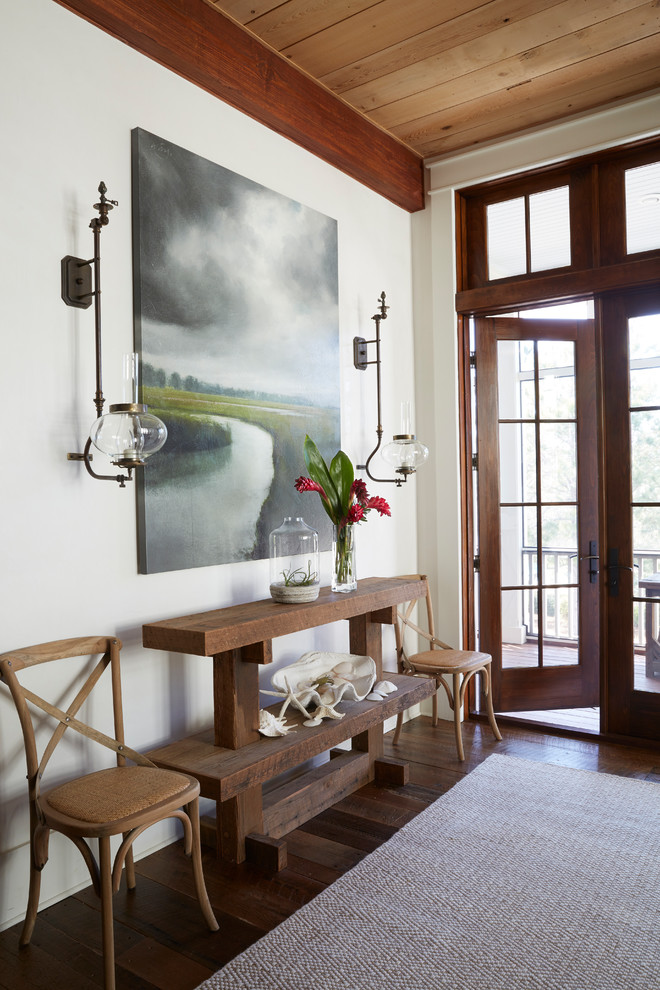 На фото: узкая прихожая в морском стиле с белыми стенами, двустворчатой входной дверью, стеклянной входной дверью, коричневым полом и паркетным полом среднего тона с
