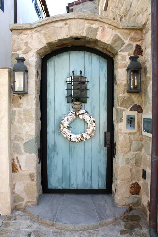 Bild på en mellanstor maritim ingång och ytterdörr, med en enkeldörr och en blå dörr