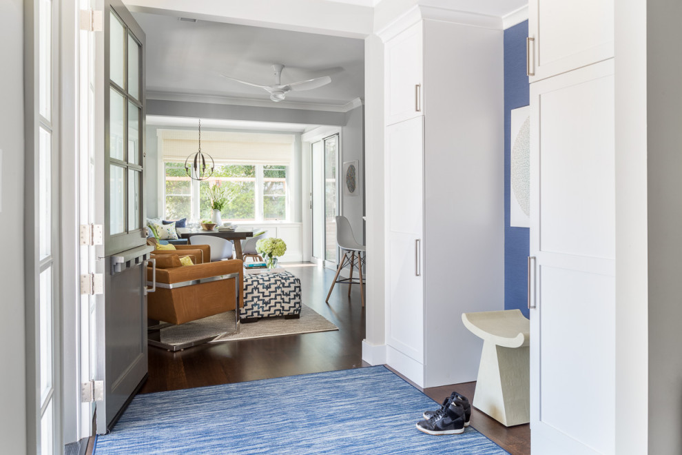 Свежая идея для дизайна: маленькая входная дверь с синими стенами, полом из ламината, одностворчатой входной дверью, серой входной дверью и коричневым полом для на участке и в саду - отличное фото интерьера