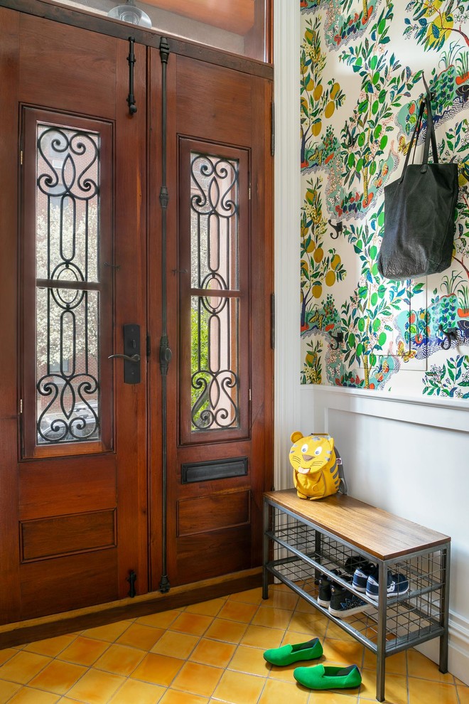 Ispirazione per un ingresso con vestibolo tradizionale con pareti bianche, una porta a due ante, una porta in legno bruno e pavimento giallo