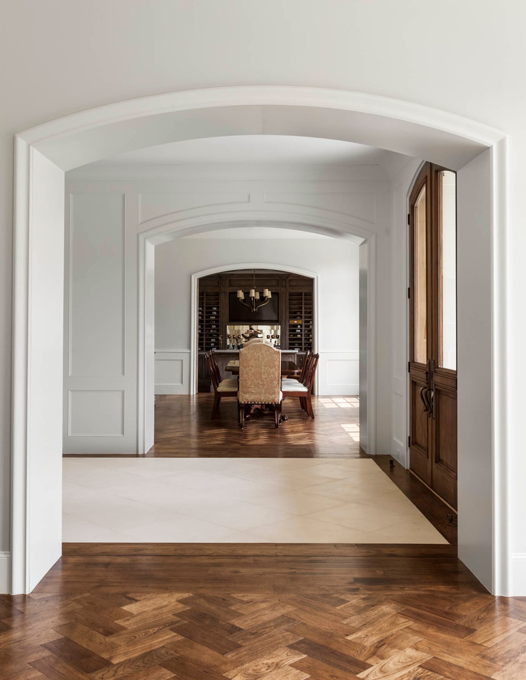 Ispirazione per un ingresso chic di medie dimensioni con pavimento in travertino, una porta a due ante, una porta in legno bruno e pareti bianche