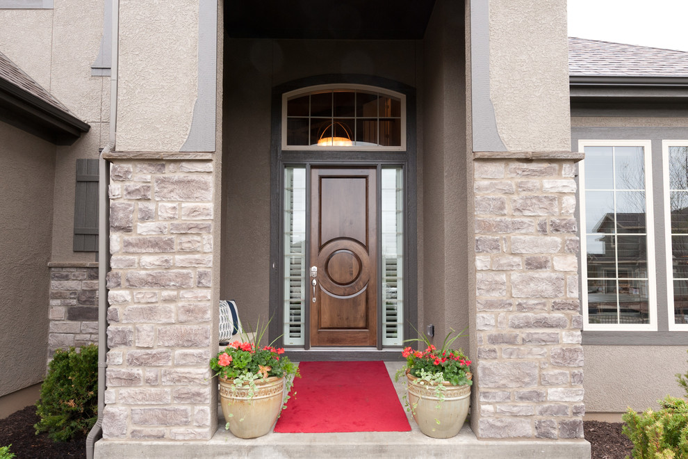Idée de décoration pour une porte d'entrée tradition de taille moyenne avec un mur gris, sol en béton ciré, une porte simple, une porte en bois brun et un sol gris.
