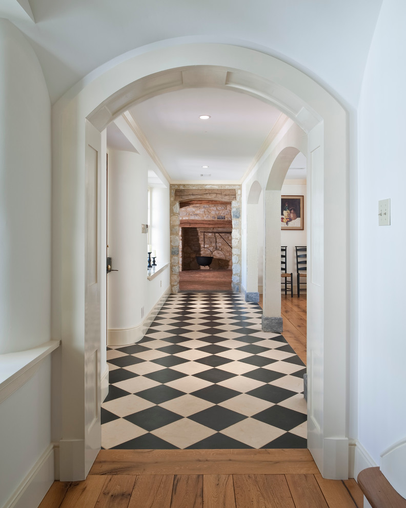 Country Foyer mit weißer Wandfarbe, Einzeltür und buntem Boden in Philadelphia