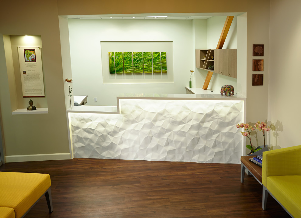 Diseño de entrada minimalista con paredes blancas y suelo de madera oscura