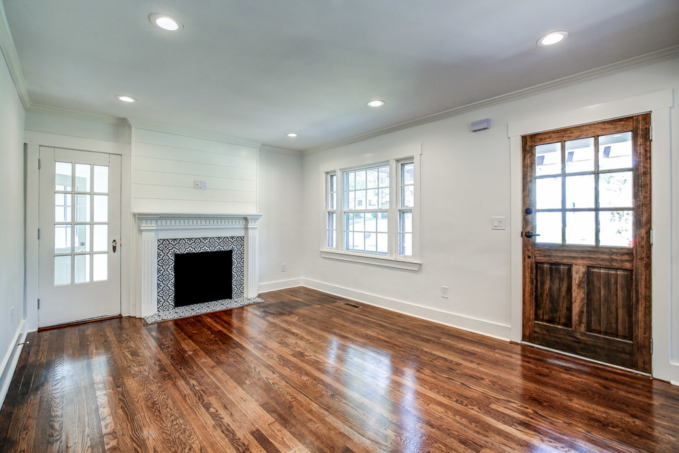 Mittelgroße Landhaus Haustür mit weißer Wandfarbe, dunklem Holzboden, Einzeltür, dunkler Holzhaustür und braunem Boden in Atlanta