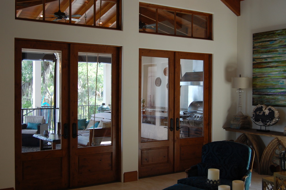 Mittelgroßer Mediterraner Eingang mit Korridor, weißer Wandfarbe, Keramikboden, Doppeltür und dunkler Holzhaustür in Miami