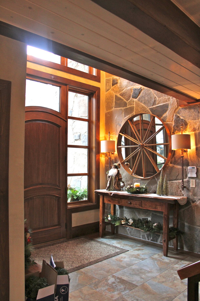 Источник вдохновения для домашнего уюта: входная дверь в стиле рустика с бежевыми стенами, полом из керамогранита, одностворчатой входной дверью и входной дверью из темного дерева