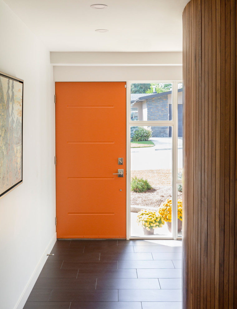 Inspiration för en mellanstor funkis farstu, med vita väggar, klinkergolv i keramik, en enkeldörr, en orange dörr och grått golv