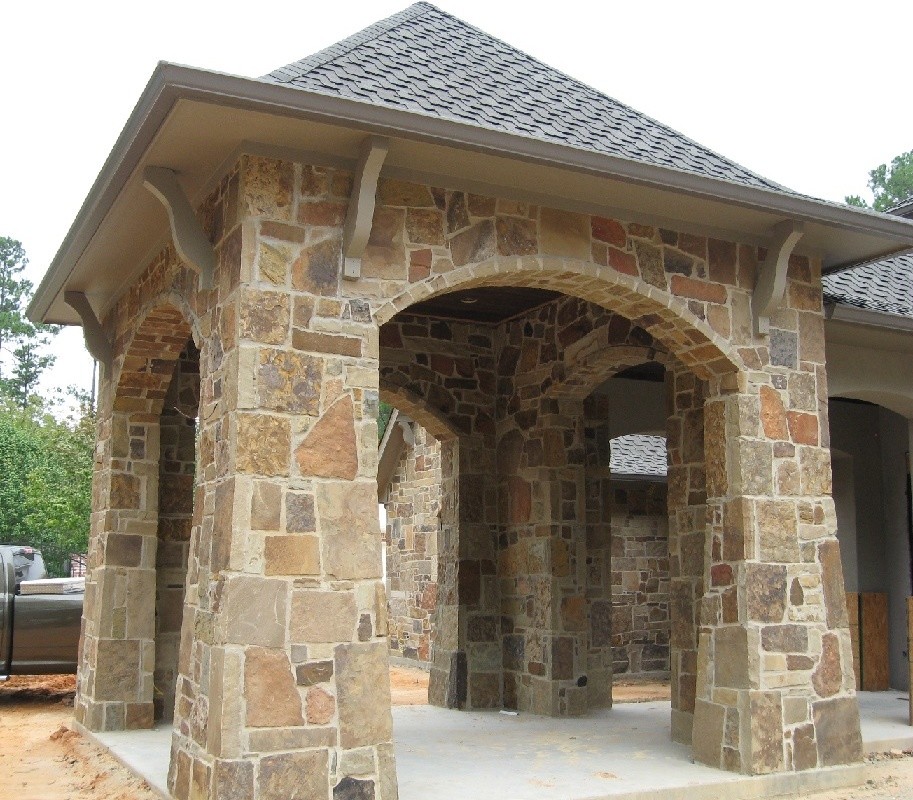 Diseño de entrada tradicional grande con paredes marrones, suelo de cemento y suelo gris
