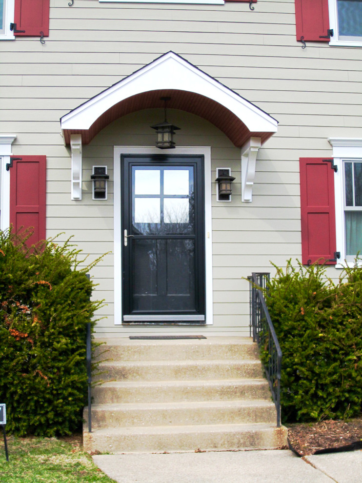 Источник вдохновения для домашнего уюта: входная дверь среднего размера в классическом стиле с бежевыми стенами, одностворчатой входной дверью, черной входной дверью, бетонным полом и бежевым полом