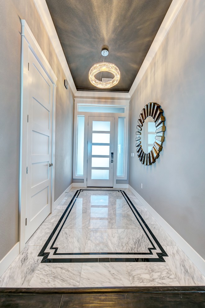 Diseño de hall tradicional renovado de tamaño medio con paredes grises, suelo de mármol, puerta simple, puerta blanca y suelo blanco